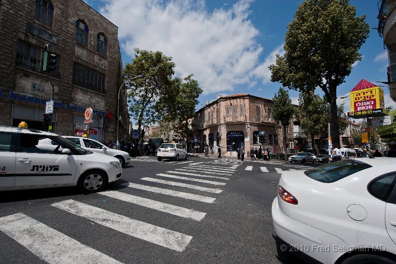 20100409_121629 D3.jpg - Some intersections in Israel allow crossing diagonally